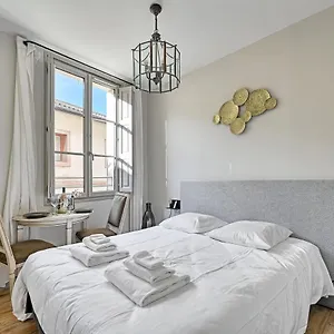 Apartment Au Coeur Des Papes, Dans Batisse De Charme & En Coeur De, Avignon